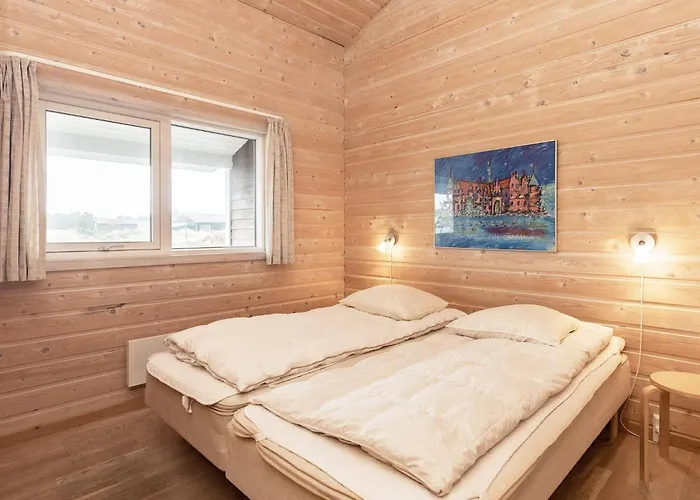 10 Person In Thisted-by Traum